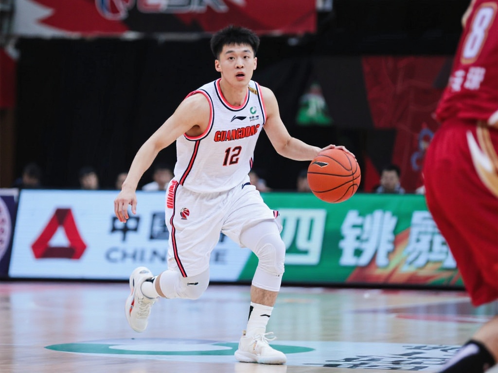 常规赛精彩回顾:徐杰人气飙升,曾凡博表现封神 本赛季,对于广东队的主力后卫徐杰来说,是